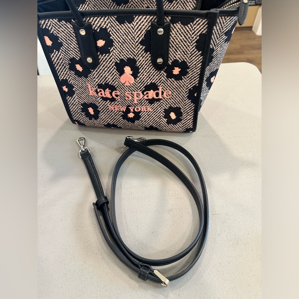 Kate Spade EUC Ella herringbone floral purse pink and black